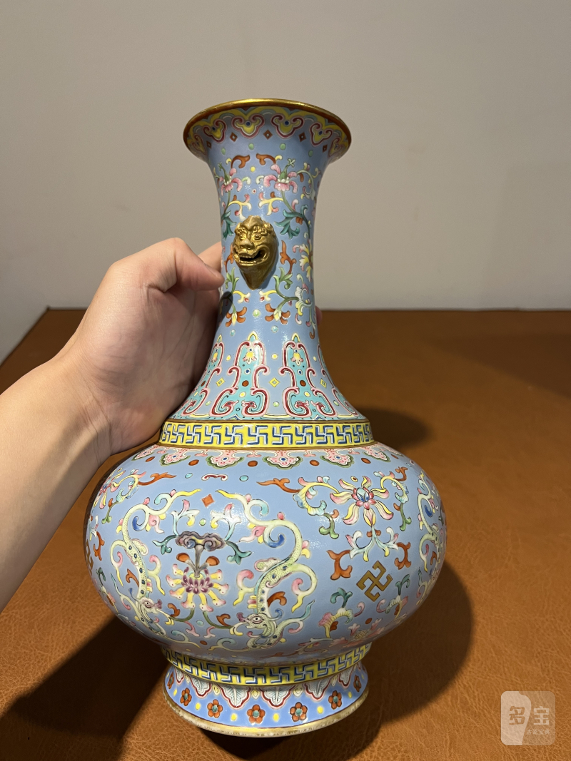 清乾隆 蓝地洋彩双兽耳螭龙纹瓶 - 图3